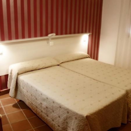 Hostal Plaza De Italia Caceres Room photo